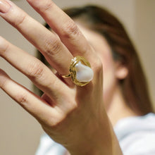 Load image into Gallery viewer, White Sea Pearl Adjustable Golden Ring
