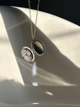 Load image into Gallery viewer, Yore-Style Photo Holder Locket
